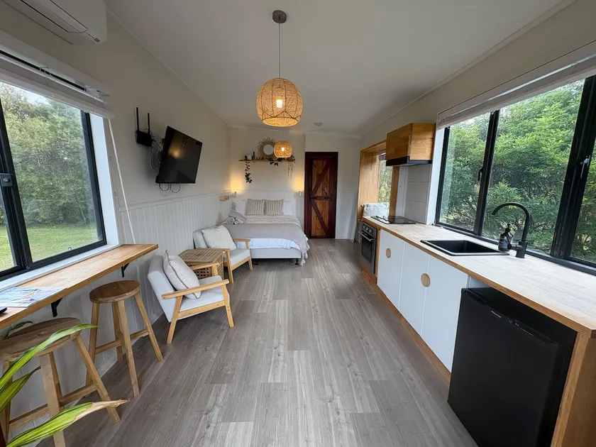 Luxurious tiny home in peaceful garden setting - Image 1