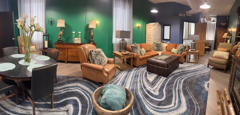 Down Town Poshy-Poshy, upscale 2 bedroom apartment - Image 1