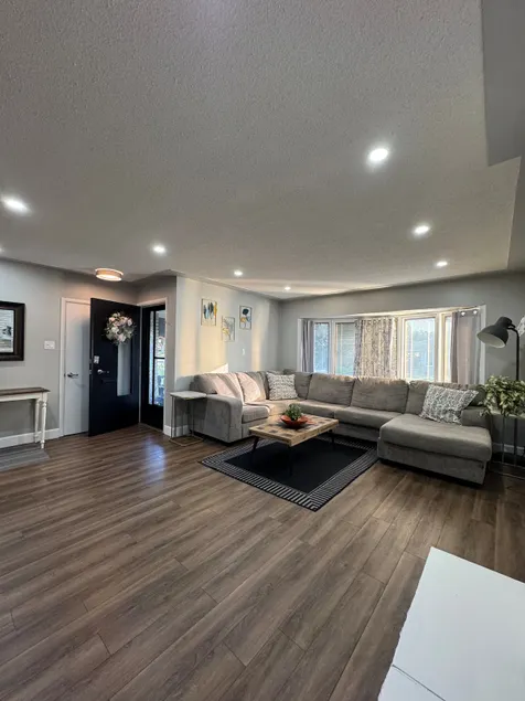 Charming Getaway with Modern Comforts - Upper Unit - Image 1