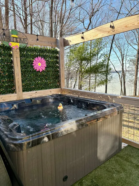 Quaint Family Cottage-New Spa tub with LAKE View-1 mile to Bailey’s Point - Image 1