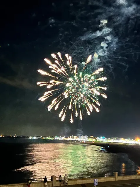 Plum Pad: Watch Fireworks Overlooking the Ocean - Image 1