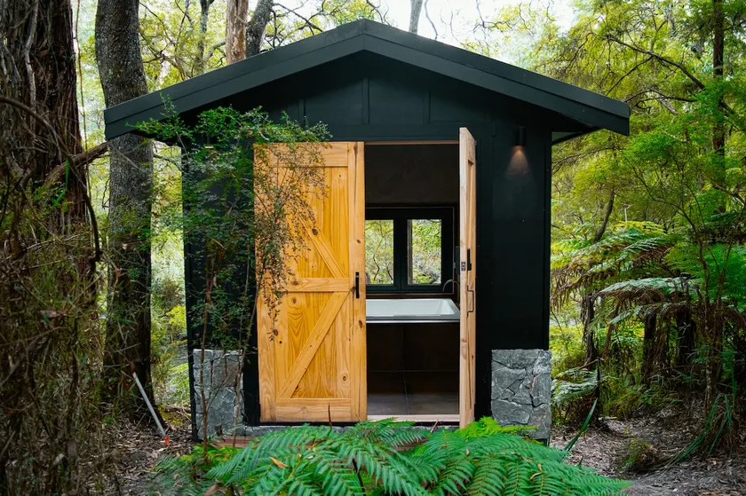 Cottage + Bathhouse I Yarra River I Mountain Views - Image 1