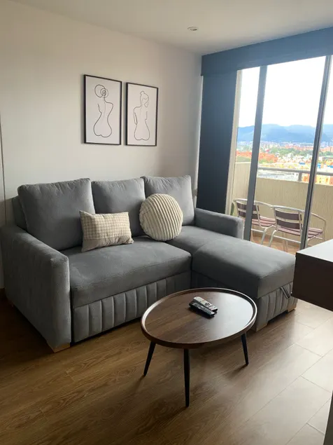 3 br condo w/parking, close to airport - Image 1