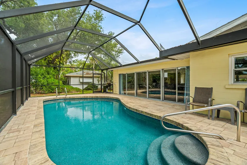 Bay Breeze Cottage Min to Siesta Key Heated Pool - Image 1
