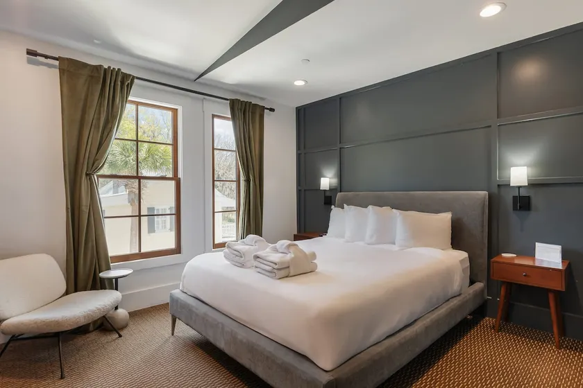 Spacious Queen Suite w. Rain Shower at The Emerald - Image 1