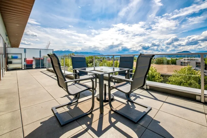 180 Mt View Huge Balcony 2BR 3Beds 2Bath 2Parkings Penthouse - Image 1