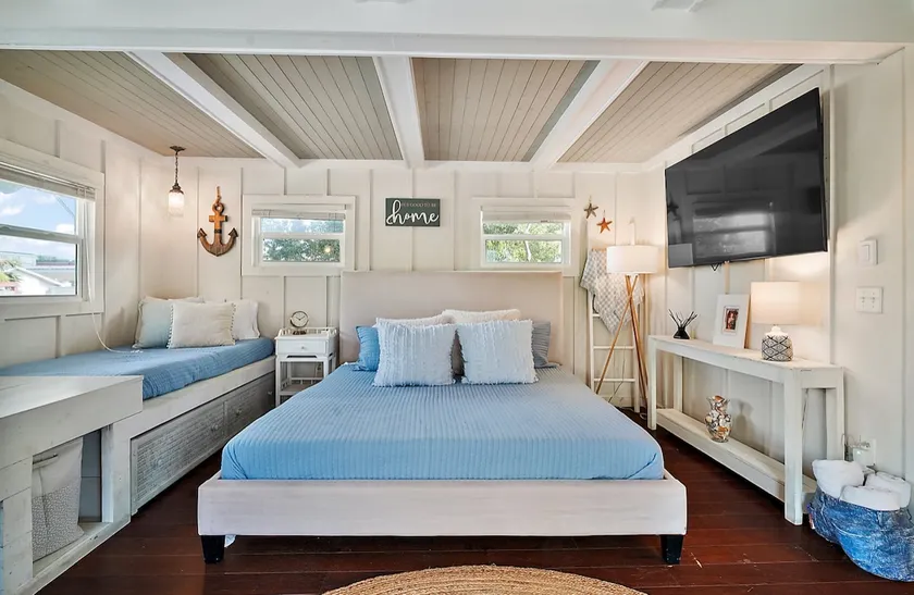 Right in the heart of DT Mount Dora! King Bed! - Image 1