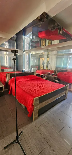 2-room apartment 360° Mirror Room with private parking/garden - Image 1