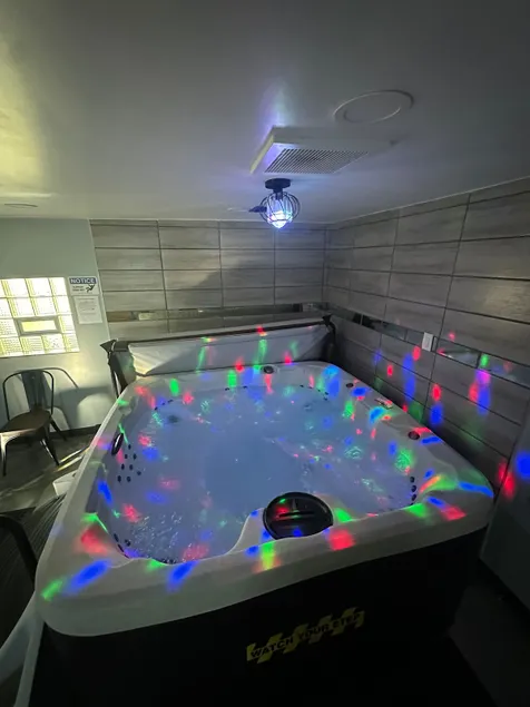 Adults-Only Cozy Getaway with Hot Tub (No Parties) - Image 1