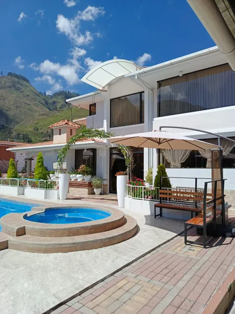 Luxurious Villa, 7 Bedroom, Heated Pool, Free WiFi - Image 1