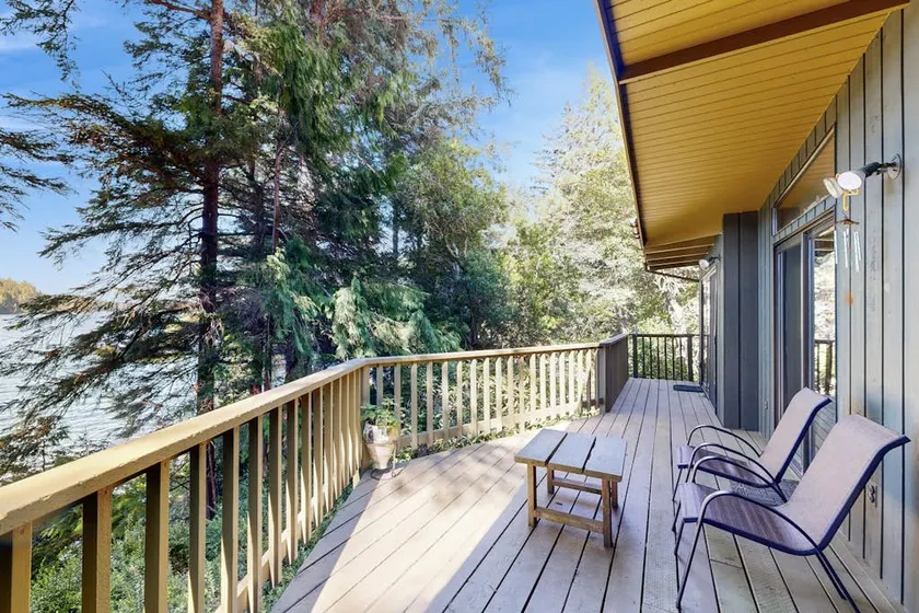 Unique lakefront cabin near the dunes with a priva - Image 1