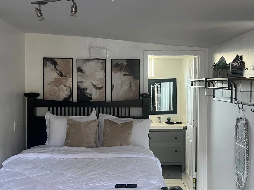 Charming guest suite with private entrance - Image 1