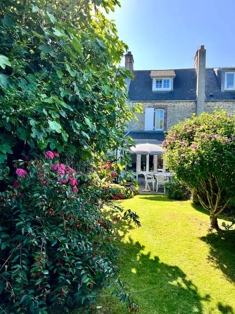 MAISON BARFLEUR Historic seaside cottage - Image 1