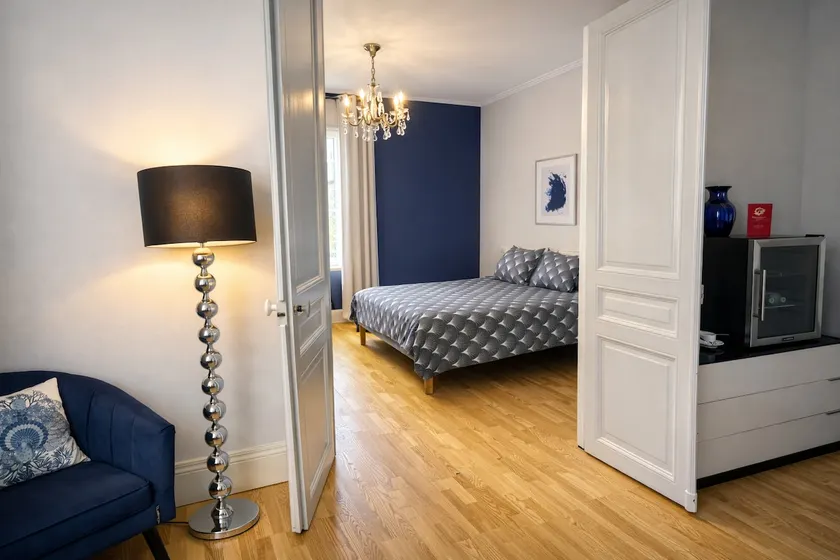 Yves Klein Suite – Close to train station & downtown - Image 1