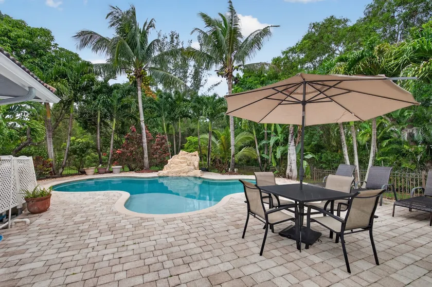 Colossal 4 Bedroom Manor w/ Pool - Image 1