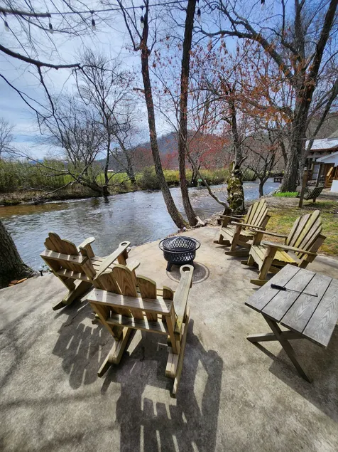 Amazing Riverfront Bungalow with mountain views! - Image 1
