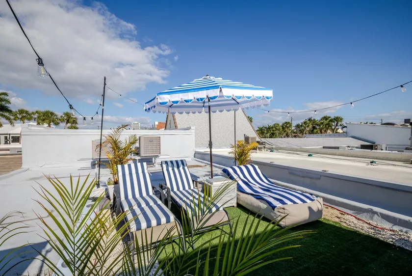 2-Zimmer Strand-Speakeasy in St Armand's mit Dachterrasse. Zu Fuß zum Lido-Strand - Image 1