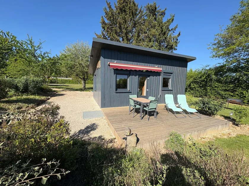 Cottage with terrace on beautiful quiet property - Image 1