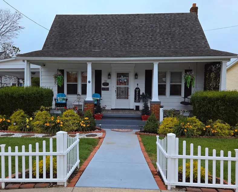 Cozy Vintage Home by Charles Town, Casino & More! - Image 1