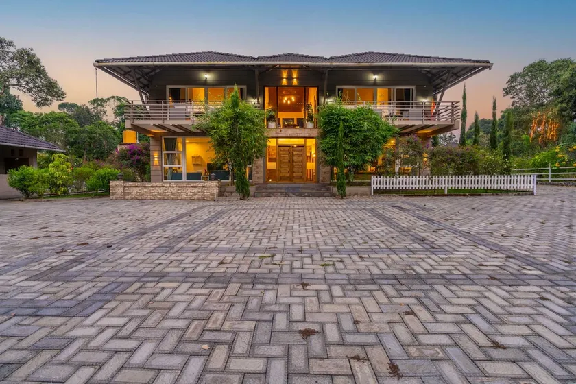 5BR|Luxury Pool|StayVista| Coffee & Mist @Madikeri - Image 1