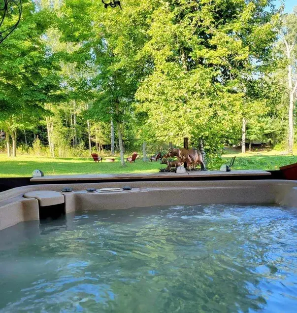 Cozy Bee’n’Bee Cottage Suite & Hot Tub - Image 1