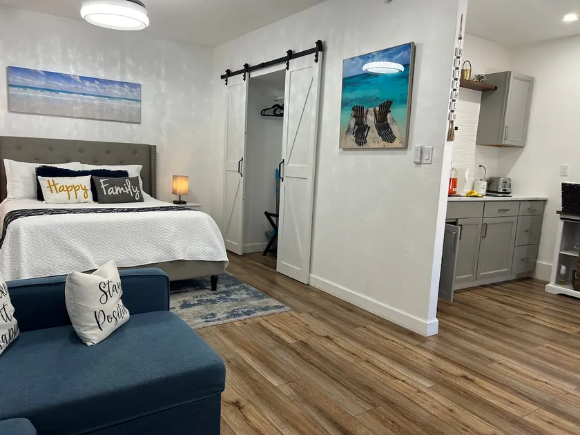 Siesta Breeze, adorable New Beach Style Studio ! - Image 1