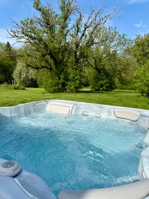 Hot tub at Chuchi’s cottage I in Shediac Bridge. - Image 1