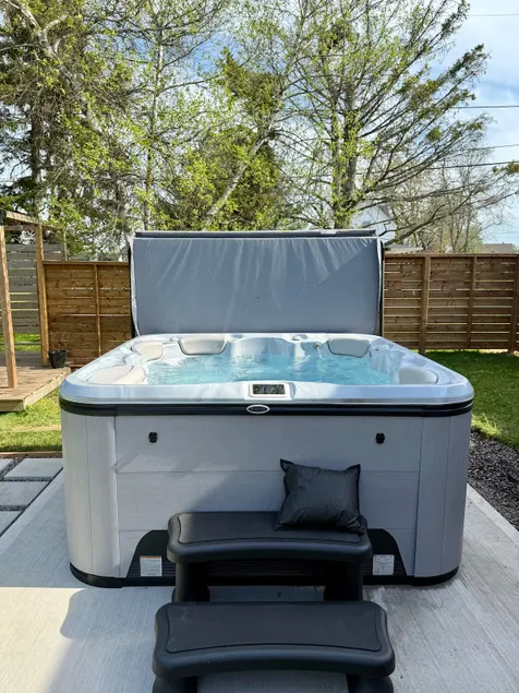 Hot tub at Chuchi’s cottage I in Shediac Bridge. - Image 1