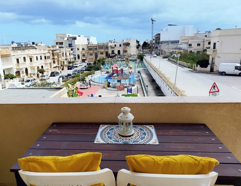 Joseph 2, Charming Retreat with park views and close to the airport - Image 1