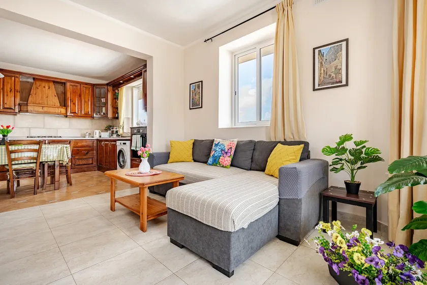 Joseph 2, Charming Retreat with park views and close to the airport - Image 1
