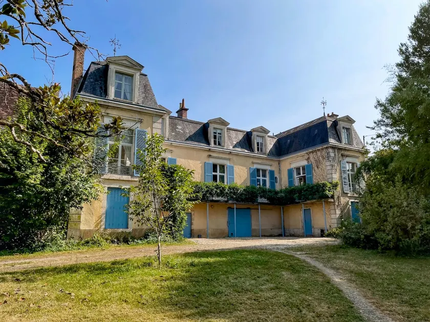 Historic 6 bedroom villa with pool & large garden - Image 1