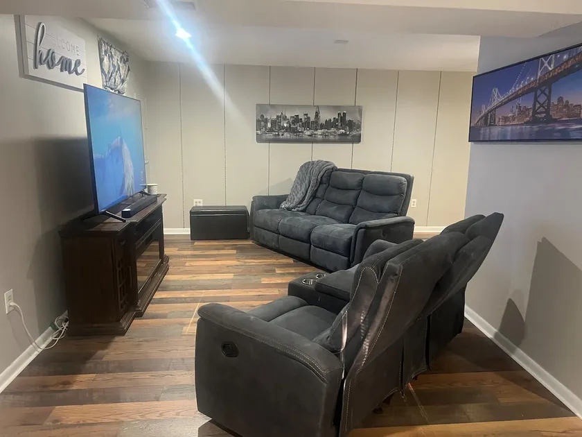 Cheerful1 bedroom basement with separate entrance - Image 1