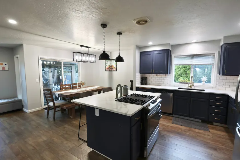 Cozy Home Close to UO and 5 Min from Airport - Image 1