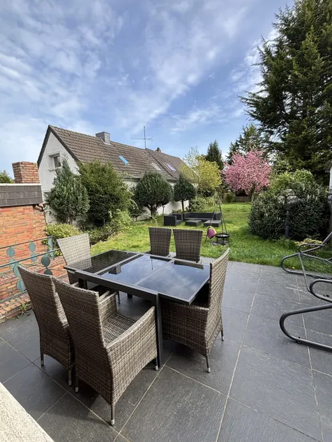 Cozy house with garden and parking. - Image 1