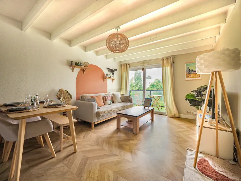 Renovated, balcony, parking, air conditioning, linens included - Image 1