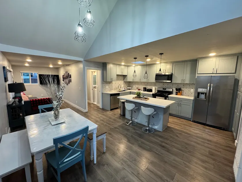 Cozy Retreat: Downtown, Airport, beach w/in 15 min - Image 1