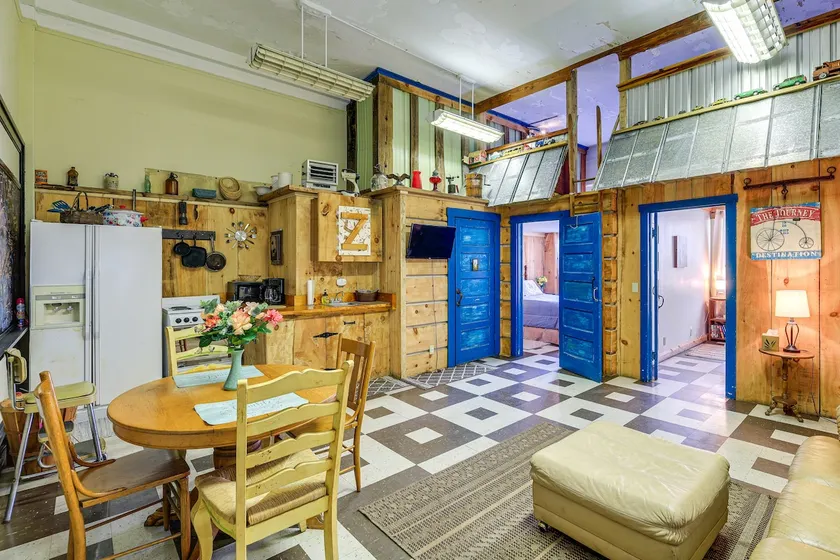 Unique Suite in Refurbished WV Schoolhouse - Image 1