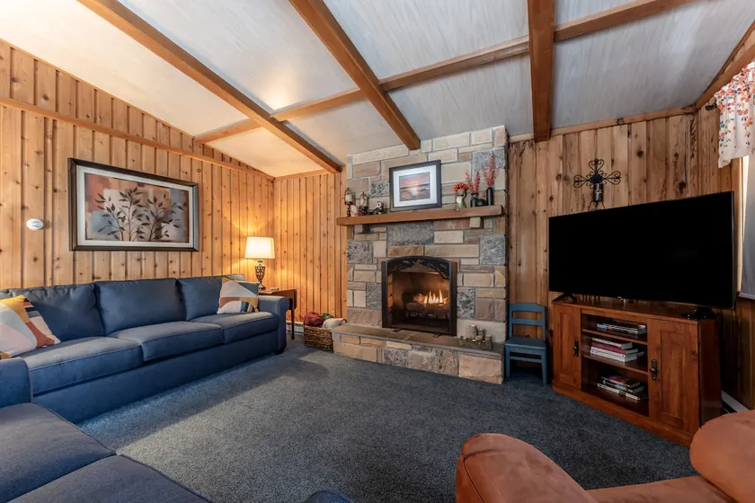 Pet Friendly Secluded 5BR Poconos Lake Retreat with Beach and Skiing - Image 1