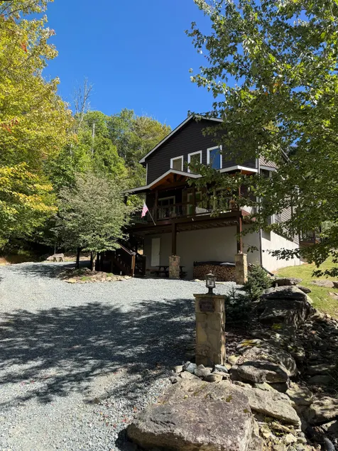 BEECH MTN RESORT 2 MILES-4 BR-YARD, SMALL DOG FRIENDLY NO FEE, FIRE PIT, CLEAN - Image 1