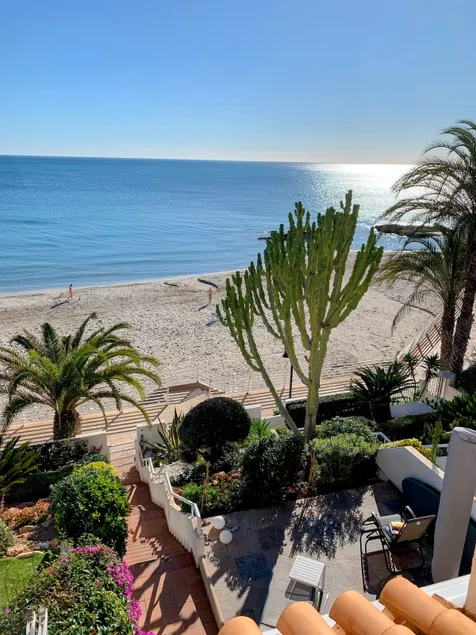 Terraced house by the beach - Image 1