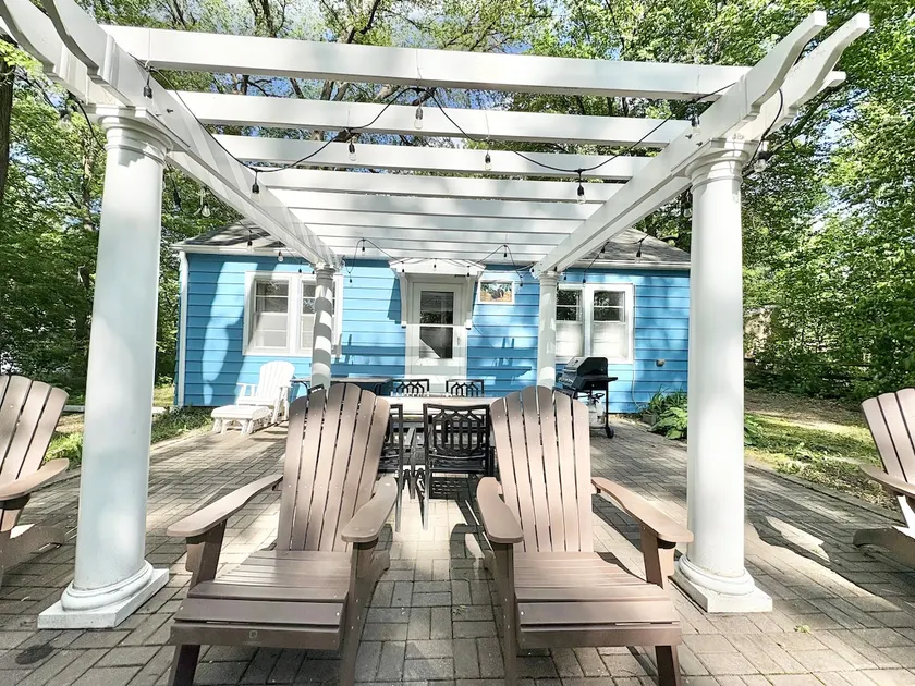 Best Patio, Walk to Beach, Sleeps 6, Firepit - Image 1