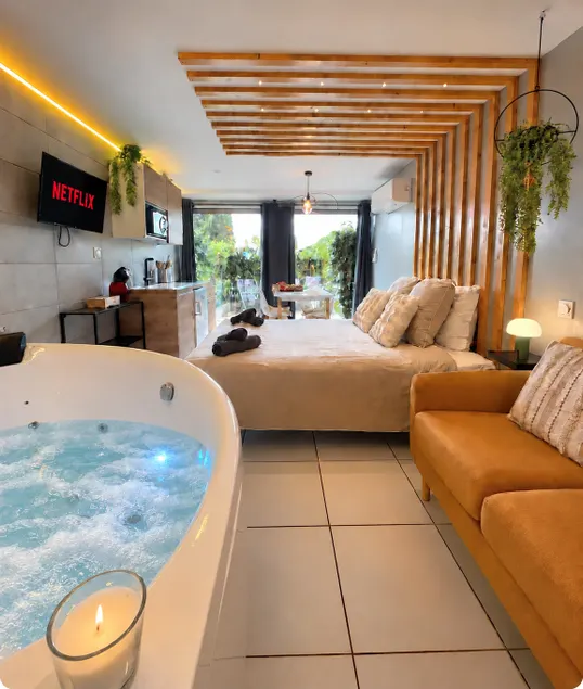 Romantic suite, whirlpool bath and terrace in Cap d'Agde - Image 1