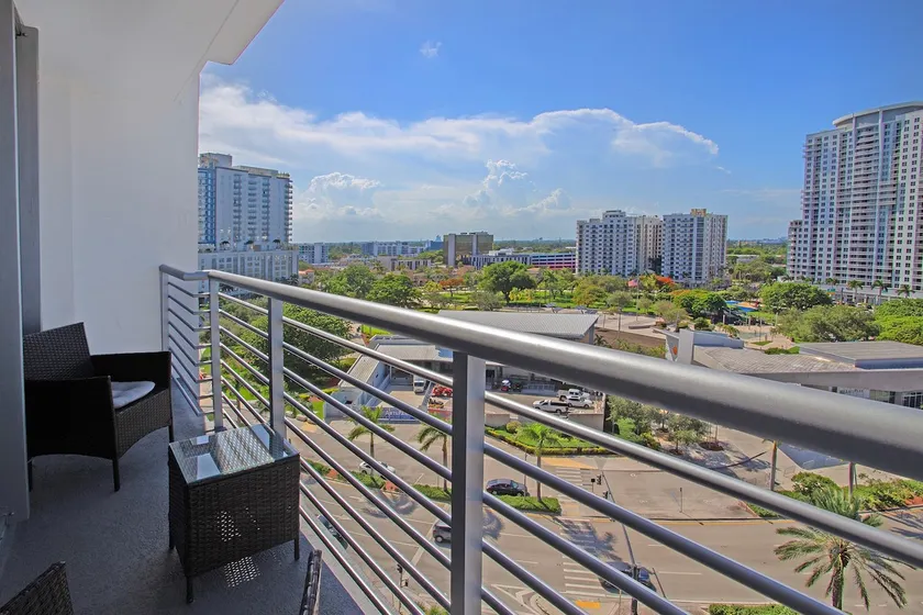 Skyline View | 3 Balconies | Pool | Beach & FLL - Image 1