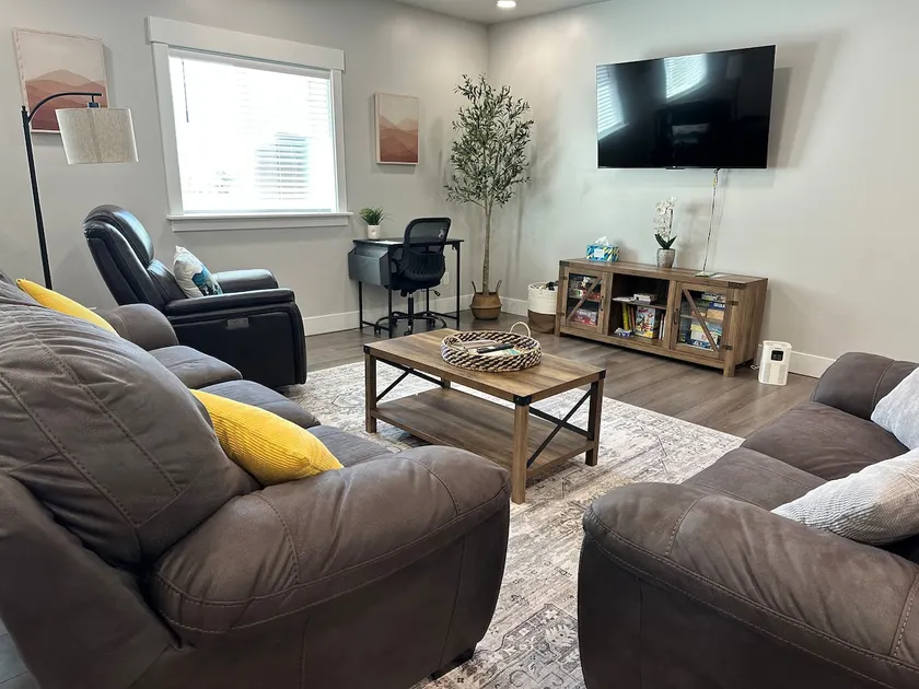 Clean & Spacious Daylight Bsmnt Apt. By Mountains - Image 1