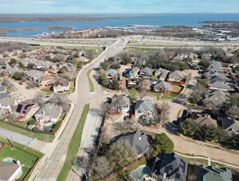 All Ensuites Retreat near Lake & Airport – Pool - Image 1