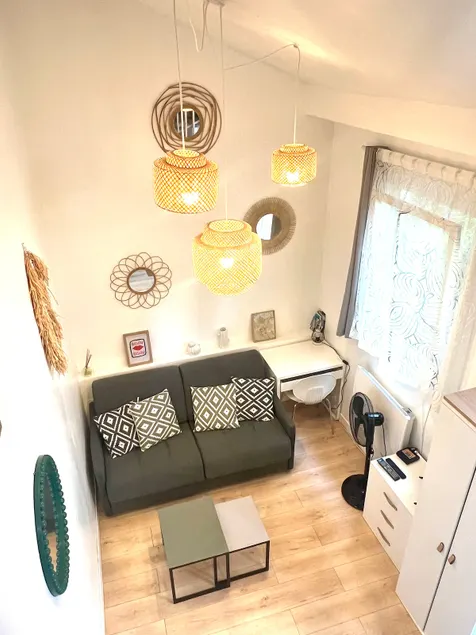 Comfortable Déco studio in quiet flowery courtyard - Image 1