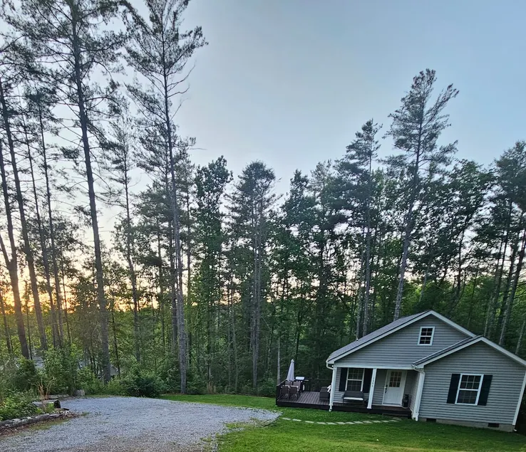 Woodsy cottage next to Lake James - Image 1