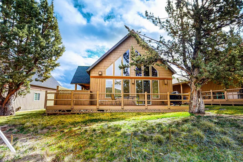 Gorgeous chalet withprivate deck fireplace 3 pools and gym - Image 1