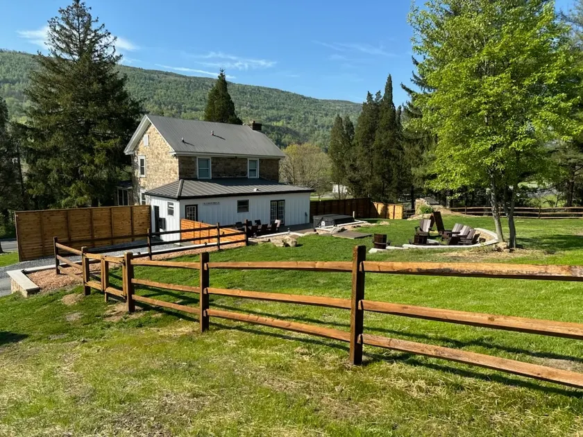 Blue Mtn Farmhouse w Hot Tub, Arcade & EV charger - Image 1