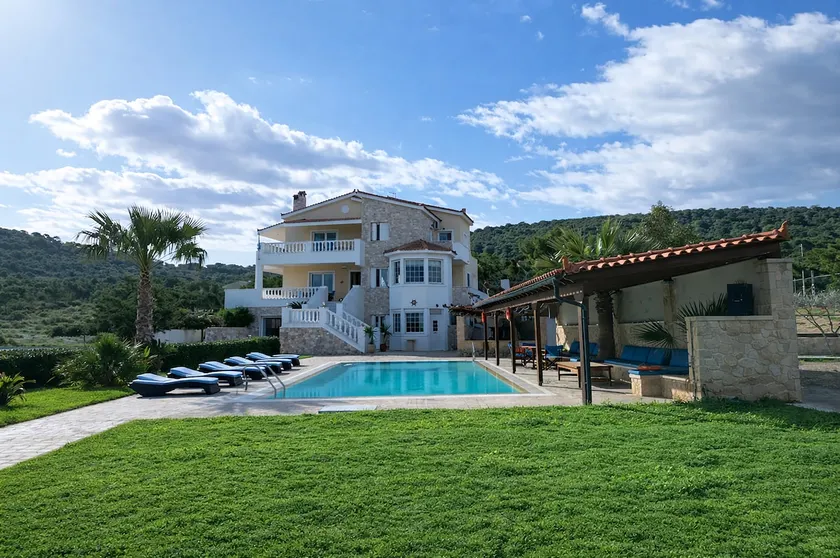 Spacious And Luxurious Villa - Bella villa - Image 1